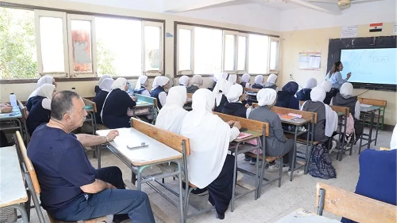 محافظ أسيوط يتفقد مدرستي المطيعة الثانوية والإعدادية البحرية