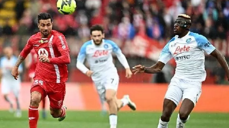 نابولي يضرب مونزا بثنائية نظيفة ويعود لصدارة الدوري الإيطالي