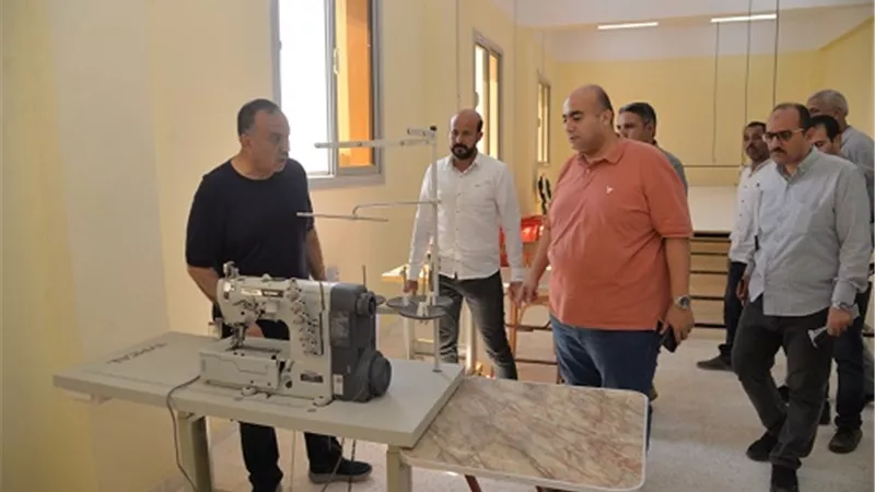 محافظ أسيوط يتفقد وصول معدات وماكينات خياطة وتطريز جديدة