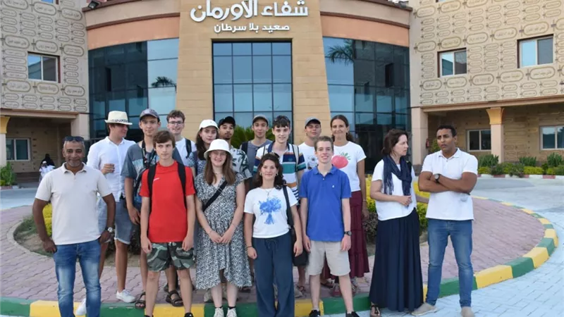 السياح يحتفلون بيوم السياحة العالمى وسط مرضى الأورمان بالاقصر