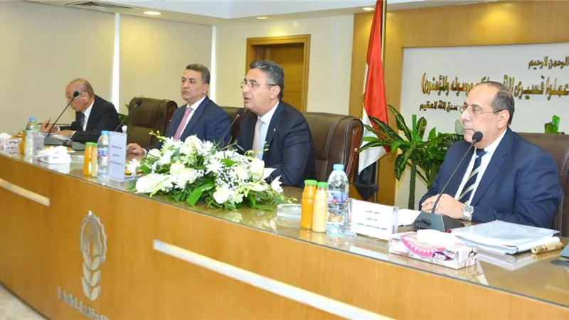 وزير التموين يبحث خطط تطوير القابضة الغذائية وتوفير السلع
