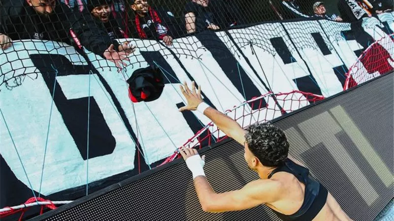 جماهير فرانكفورت تداعب عمر مرموش.. ماذا وضعوا في طعامك؟