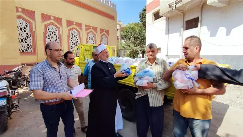 الأوقاف توزع 60 طنًّا من السلع الغذائية للأسر الأولى بالرعاية