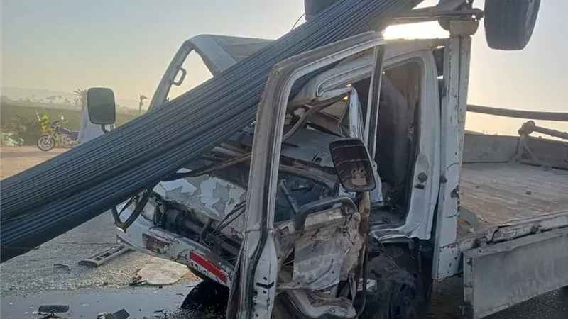 مصرع واصابة ١٤ شخصا في حادث تصادم سيارتين بمنفلوط