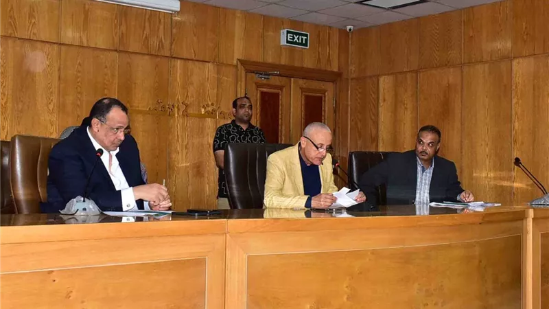 محافظ الأقصر يلتقى عددا من المواطنين فى اليوم المفتوح