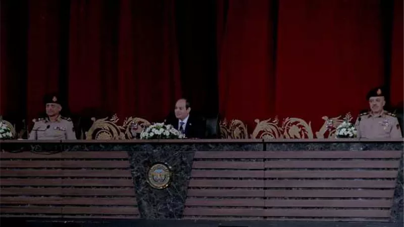 الرئيس السيسي يلتقي طلاب الأكاديمية العسكرية ويجري حوارا معهم