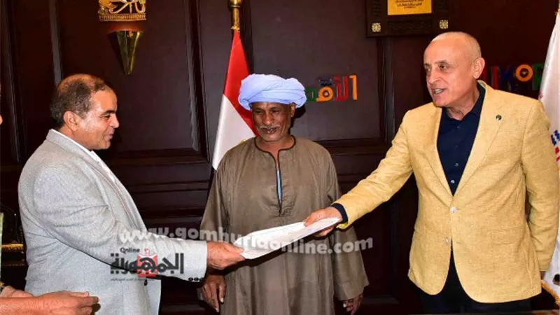 عمارة يسلم عقد تقنين جديد لمواطن بالزينية شمال الأقصر