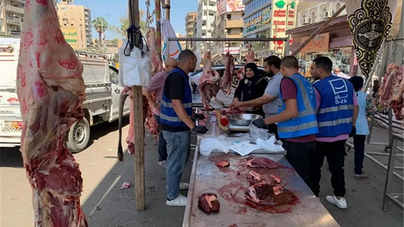 إقبال على منافذ بيع اللحوم بالاسماعيلية.. والأهالي يوجهون الشكر للقيادة السياسية
