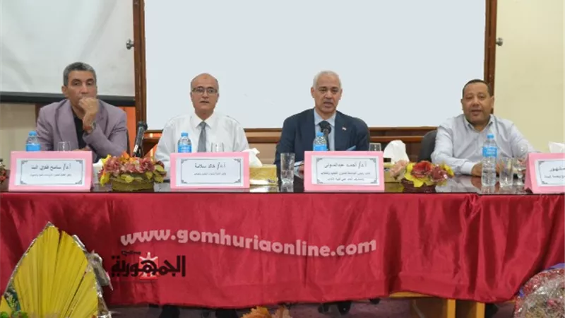 نائب رئيس جامعةأسيوط ومشرف الآداب يعقدان اجتماعاً مع هيئةالتدريس