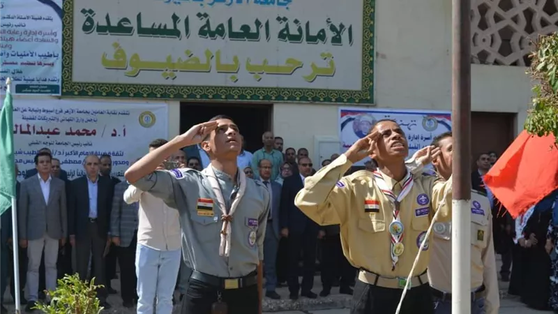 نائب رئيس جامعة الأزهر للوجه القبلي يشارك الطلاب تحية الوطن اليوم