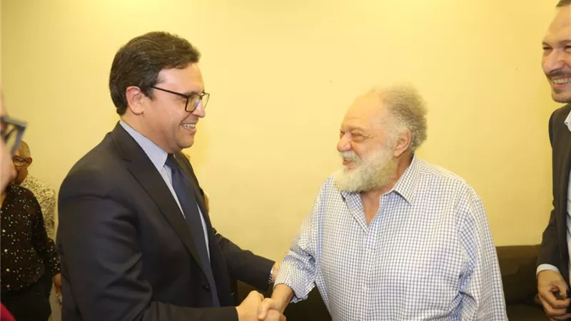 وزير الثقافة يشهد بروفات العرض المسرحي 