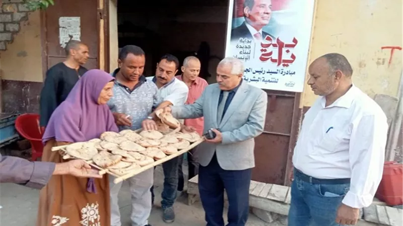 توزيع الخبز مجانًا في قرية تل بني عمران بالمنيا