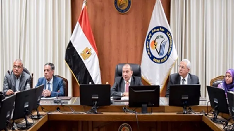 رئيس جامعة بني سويف يلتقى أعضاء هيئة التدريس بكلية الطب