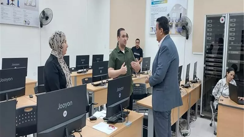رئيس الجامعة يتابع قيد الطلاب الجُدد بالكلية المصرية الكورية ببنى سويف