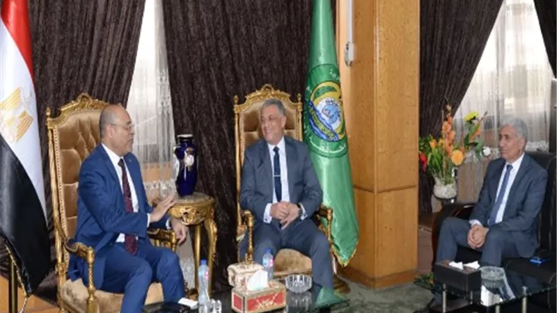 وزير العمل يبحث مع محافظ الإسماعيلية التعاون المشترك.. صور