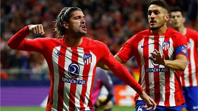 أتلتيكو مدريد يعلن تفاصيل إصابة مدافعه في ديربي الدورى الإسباني