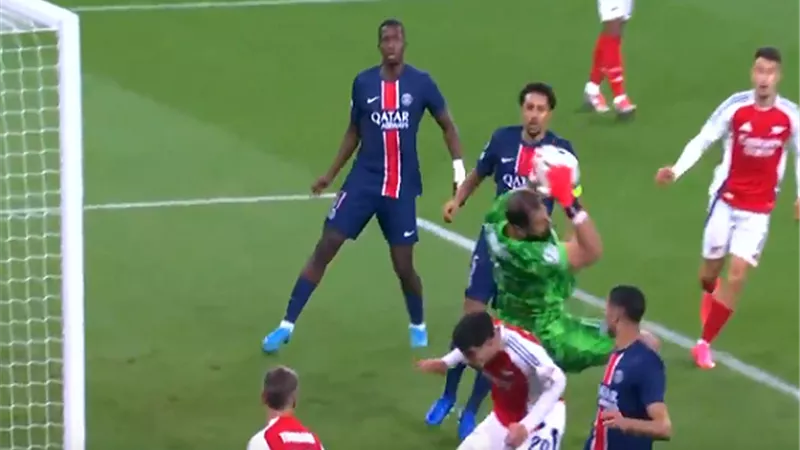 دوري أبطال أوروبا.. بوكايو ساكا يهدد مرمى باريس سان جيرمان