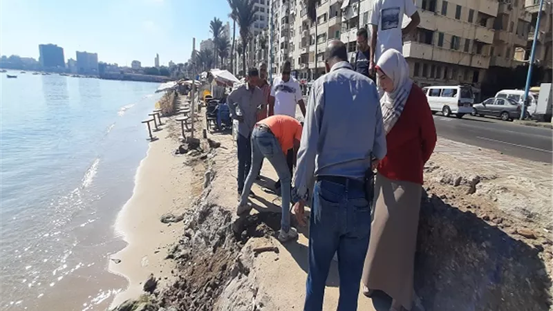 صور لحى الجمرك تكشف تصريف مياه الامطارعلى البحربالانفوشى