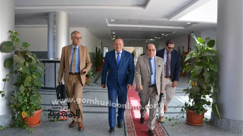 رئيس جامعة دمياط يستقبل لجنة مجلس الجامعات الأهلية