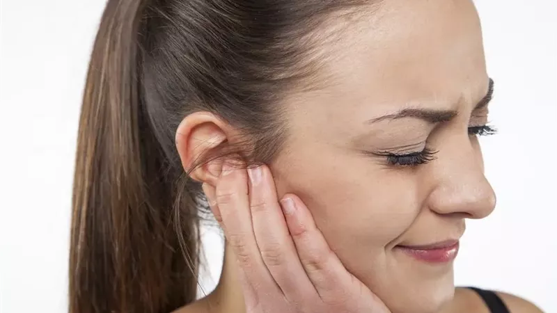 كيف تحمى نفسك من التهاب الأذن الوسطى عند الإصابة بنزلات البرد؟