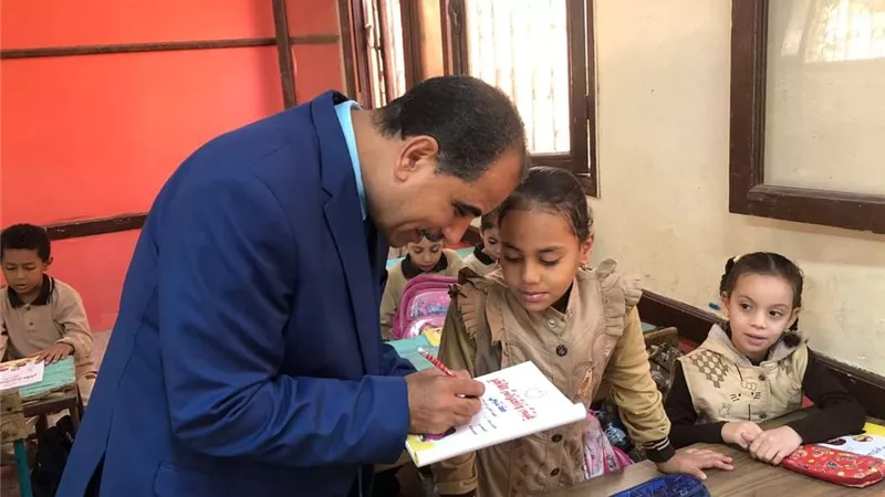 مدير تعليم الخانكة يقيس مهارات القراءة والكتابة للطلاب