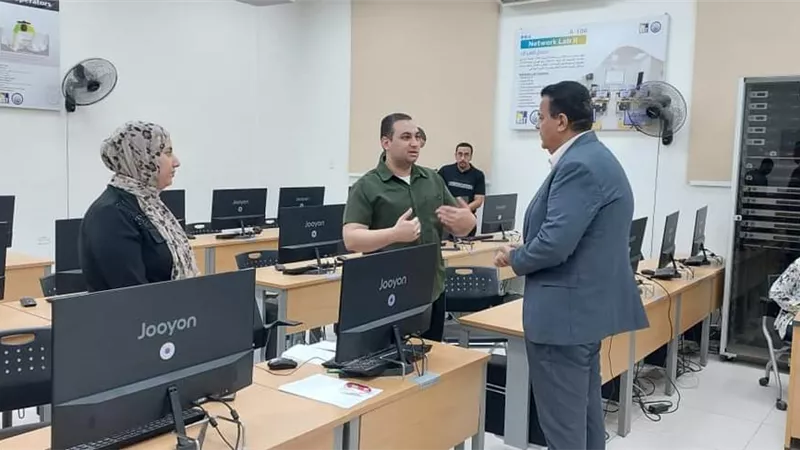 يتابع إجراءات قيد الطلاب الجُدد بالكلية المصرية الكورية