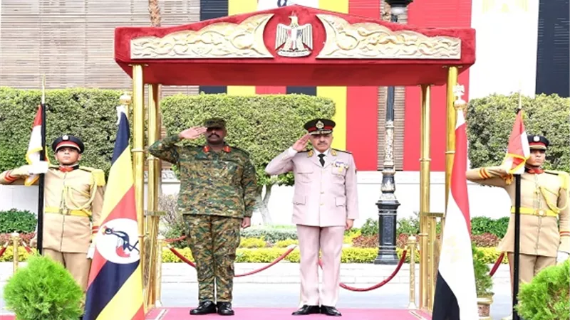 الفريق أحمد خليفة رئيس الأركان يلتقى قائد قوات الدفاع الشعبية بدولة أوغندا