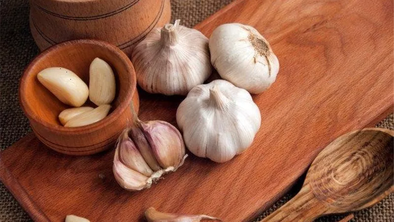 فوائد الثوم السحرية على الشعر