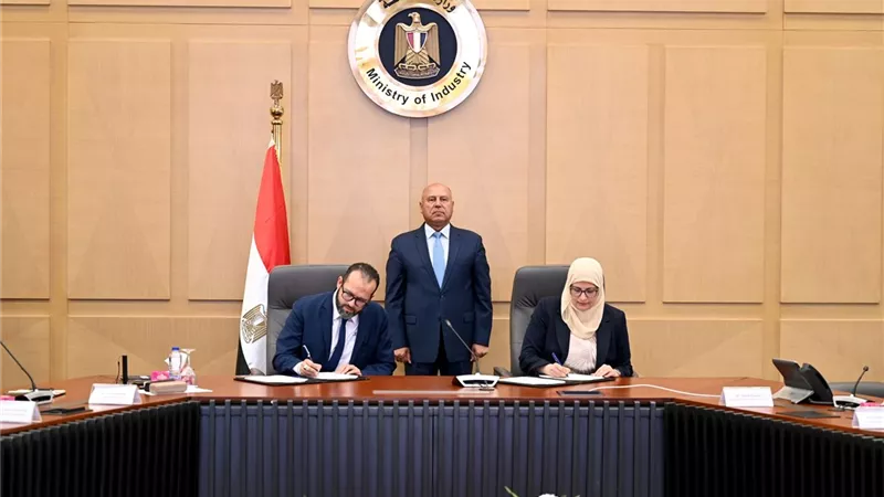 الوزير يشهد توقيع عقد إقامة مصنع جديد لإنتاج الضفائر الكهربائية
