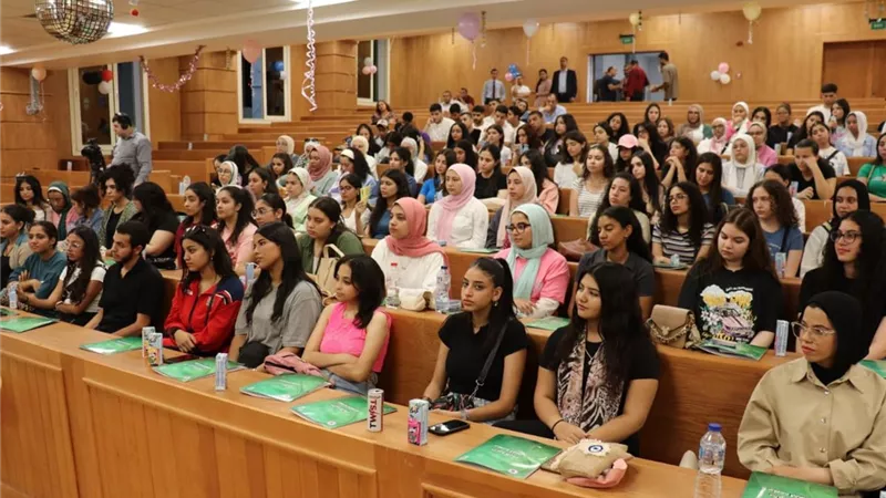 رئيس جامعة القاهرة يتابع انتظام الدراسة ببرامج الفرع الدولي
