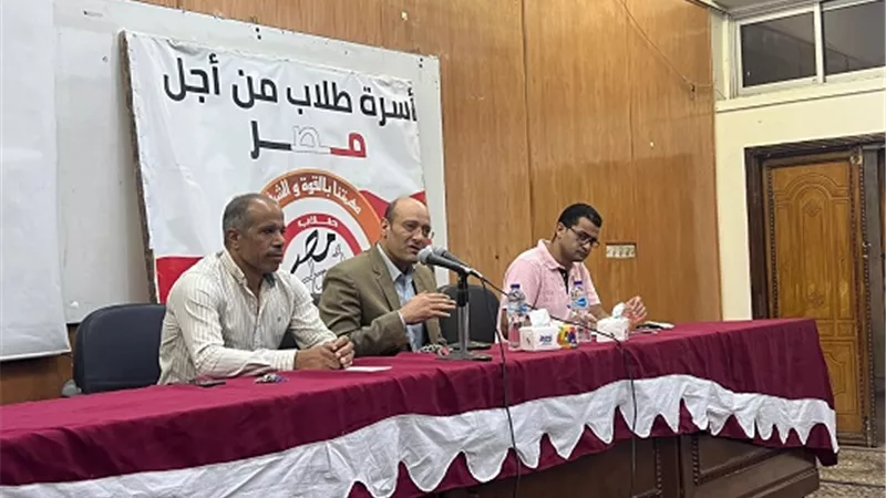 كلية الآداب بالزقازيق تكرم المواهب الطلابية المشاركة في الأنشطة