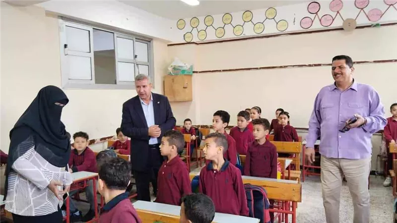 مدير تعليم دمياط يفاجئ مدارس كفر البطيخ ويشيد بإنتظام الدراسة