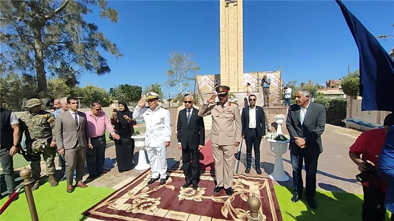 محافظ شمال سيناء يضع إكليل زهور على قبر الجندي المجهول بالعريش