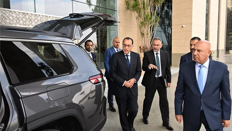 رئيس الوزراء يلتقي مسئولي شركة 