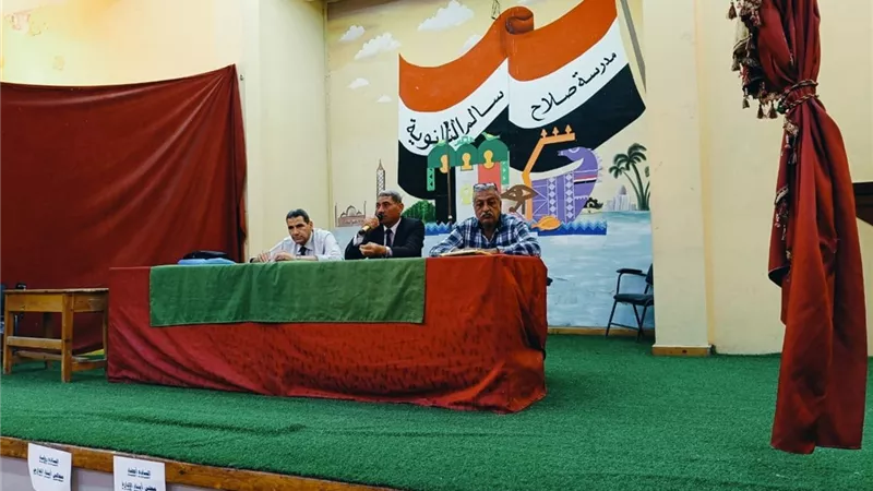 مدير تعليم كفرالدوار يعقد اجتماعا بمديرى المراحل و الموجهين