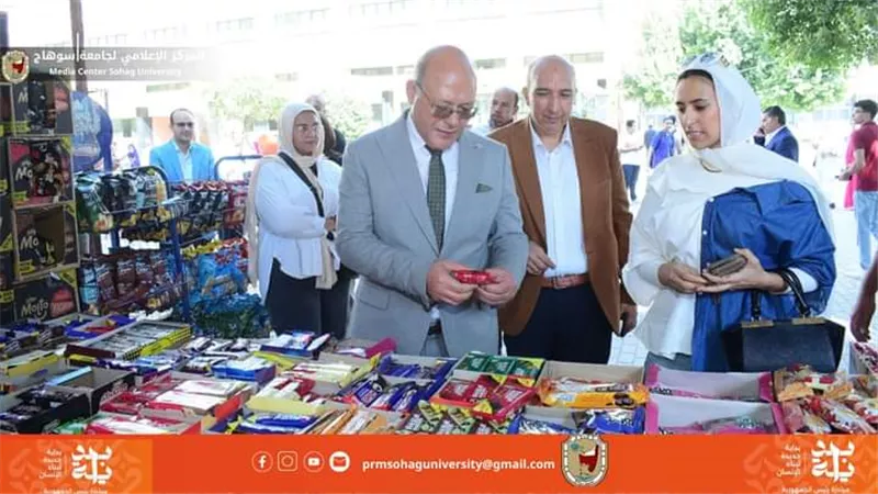 رئيس جامعة سوهاج يتفقد منافذ بيع المنتجات الغذائية