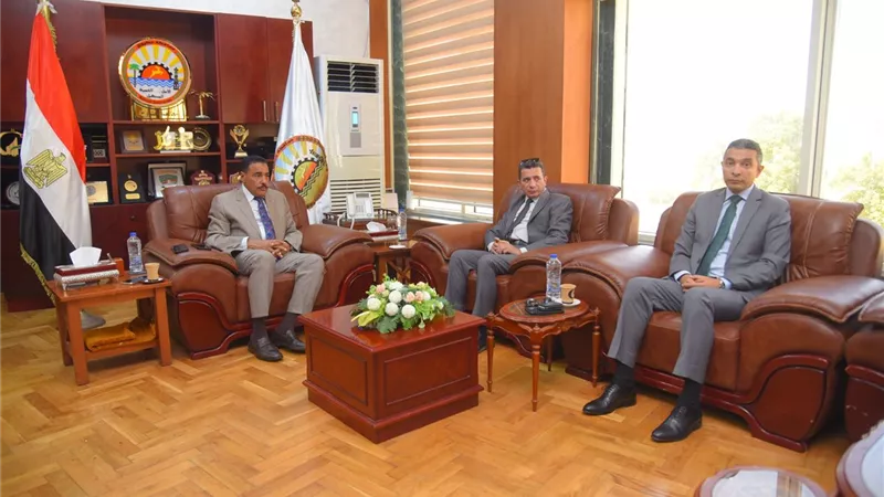 محافظ مطروح يستقبل ممثلي الجهاز القومي لتنظيم الاتصالات
