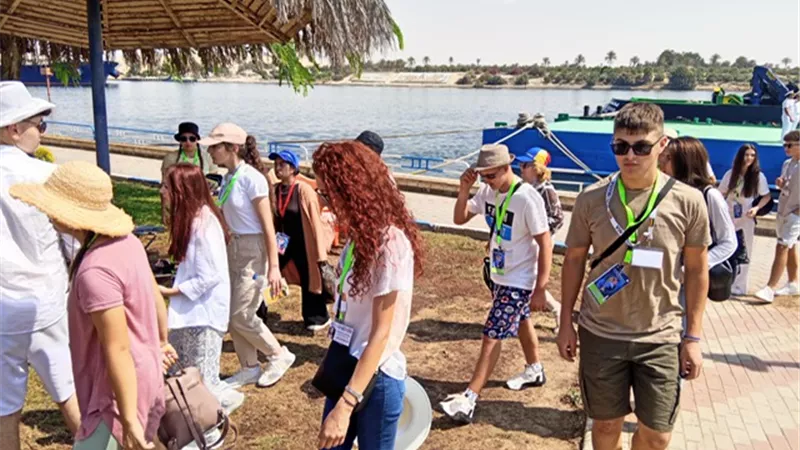 المشاركون بمهرجان الفنون الشعبية مبهورون بقناة السويس