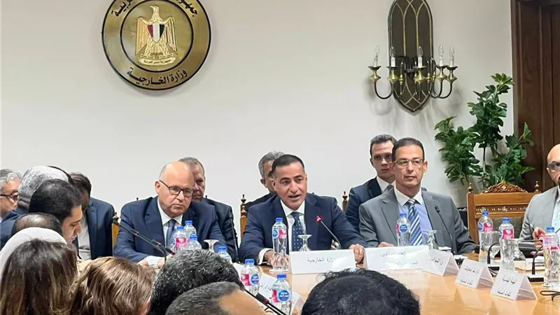 المنسق العام للمنتدى ومساعد وزير الخارجية يتابعان مع ممثلى الوزارات أعمال المنتدى الحضري العالمي