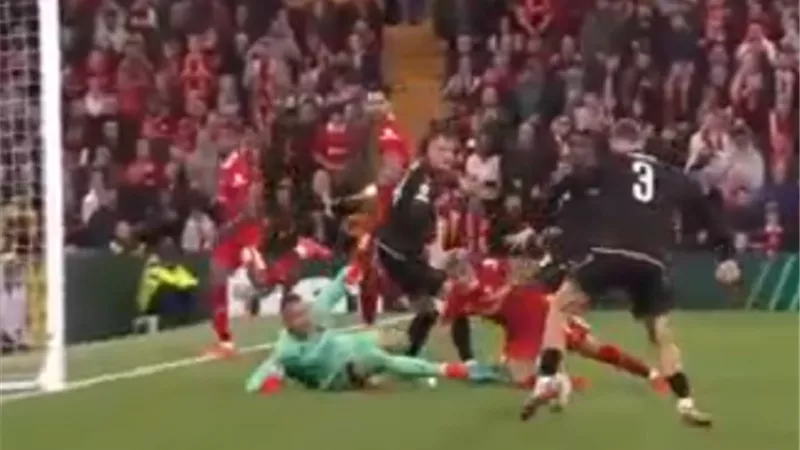 ليفربول يستهل مباراة بولونيا بعرضية خطيرة والدفاع ينقذها