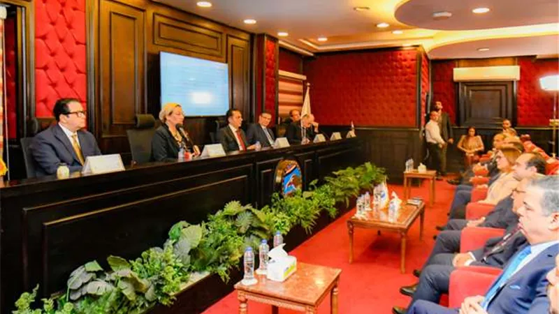 وزيرة البيئة تستعرض الجهود المبذولة للقضايا البيئية الملحة