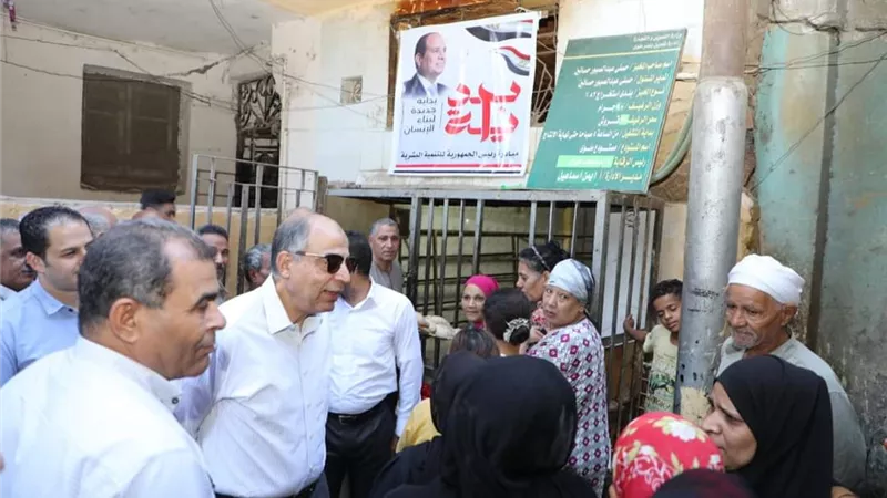 محافظ المنيا يشهد توزيع الخبز مجانا بمركز ملوى