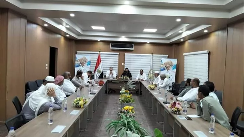 رئيس مدينة سيوة يناقش تنفيذ البرنامج التدريبي لتعزيز سلسلة قيمة نخيل التمر