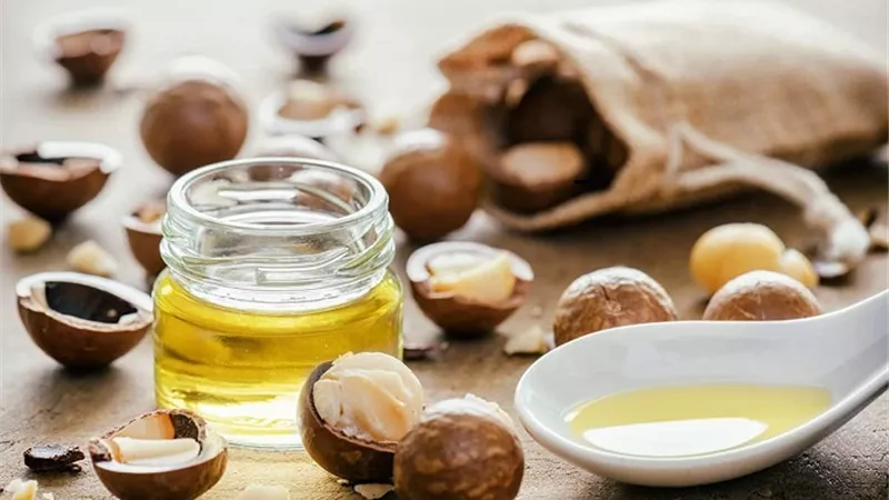 مكافحة الشيب .. أهم فوائد زيت البندق للشعر