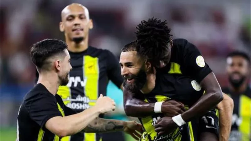 بنزيما يقود اتحاد جدة للفوز على الأخدود بثنائية فى الدوري - شاهد