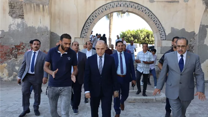 عبد المعطى يتفقد بوابات مصنع الطرابيش التاريخي بفوه