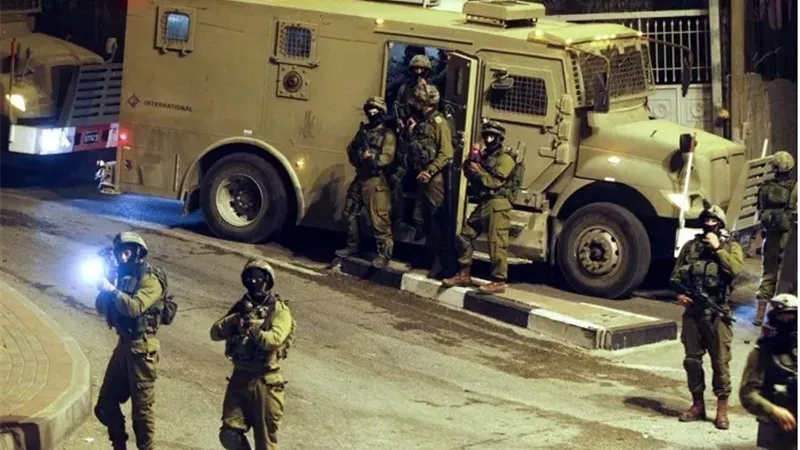 آليات الاحتلال تقتحم الضفة الغربية.. والطيران الحربي يواصل قصف غزة