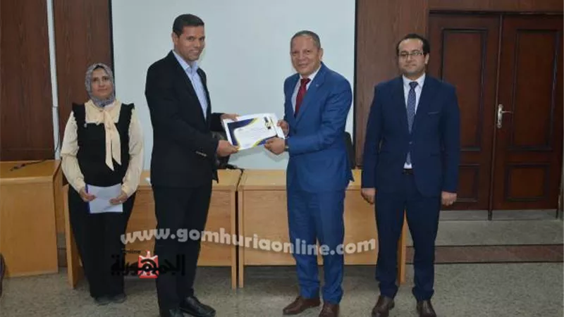 رئيس جامعة دمياط يختتم دورة الإدارة الجامعية والقيادة