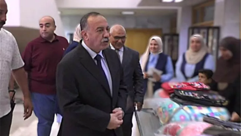 محافظ أسيوط يهدى التلاميذ الأيتام والأسر الأولى بالرعاية 200 لحاف