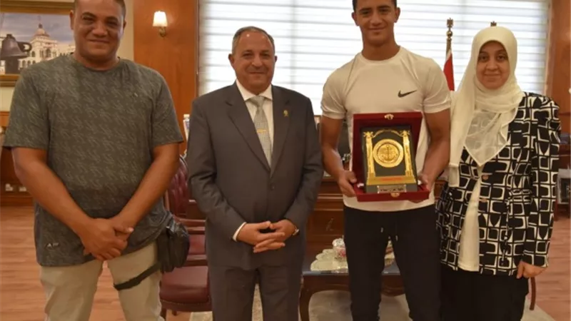 محافظ بورسعيد يكرم 